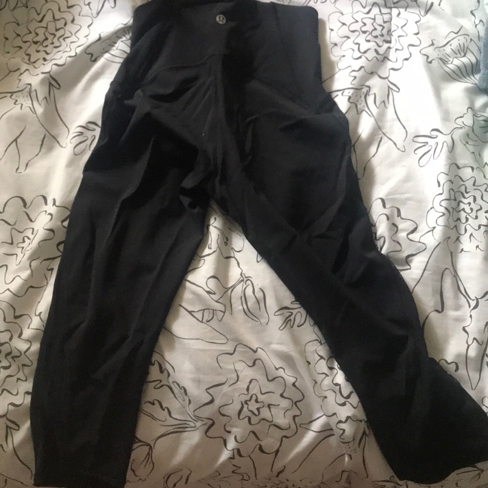 Lululemon crops - Picture 2 of 2